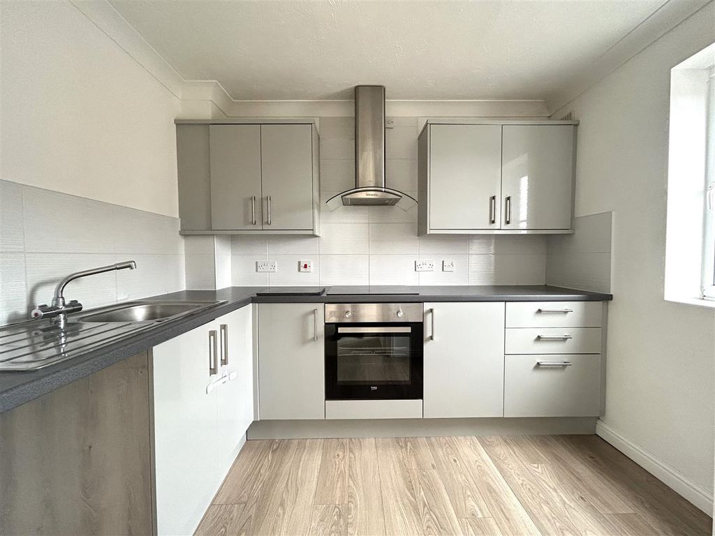 Property photo 3 of 7 Kitchen