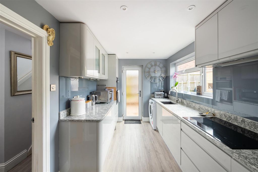 Property photo 3 of 17 9 Beaumonts Internals7.Jpg