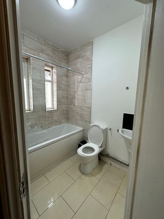 Property photo 1 of 14 Four Bedroom First Floor Flat High Road Ilford- Â£2400