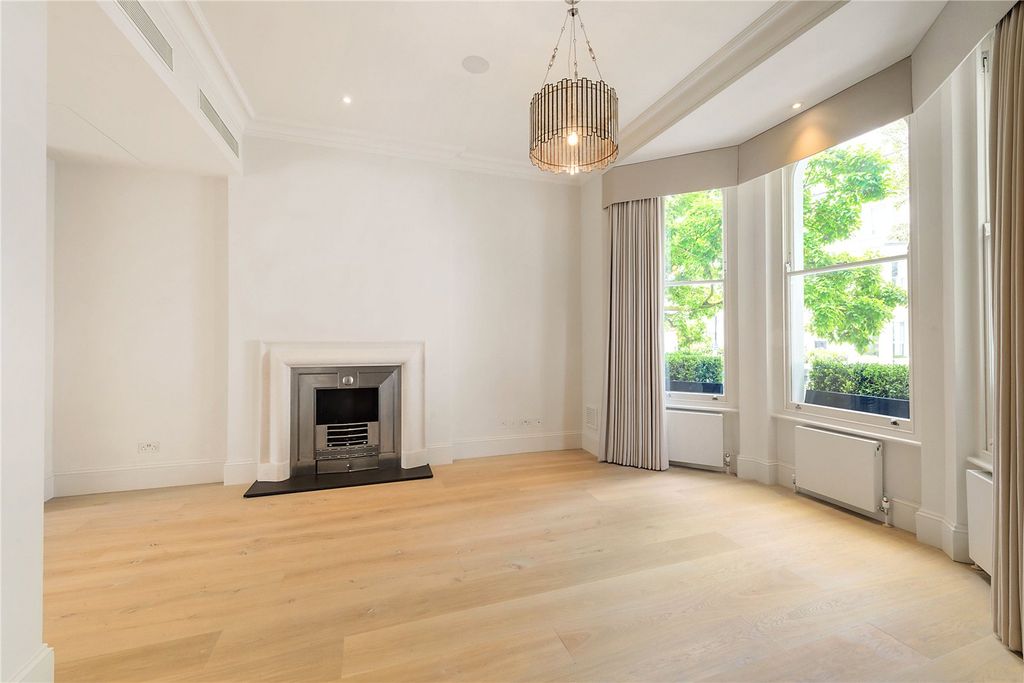 Property photo 2 of 11 Dinig Room