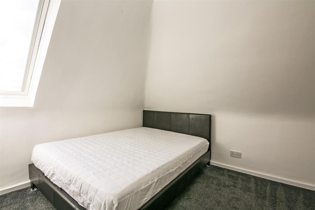 Property photo 2 of 9 F5 66 Longley Road Sw17 Bedroom 1.Jpg