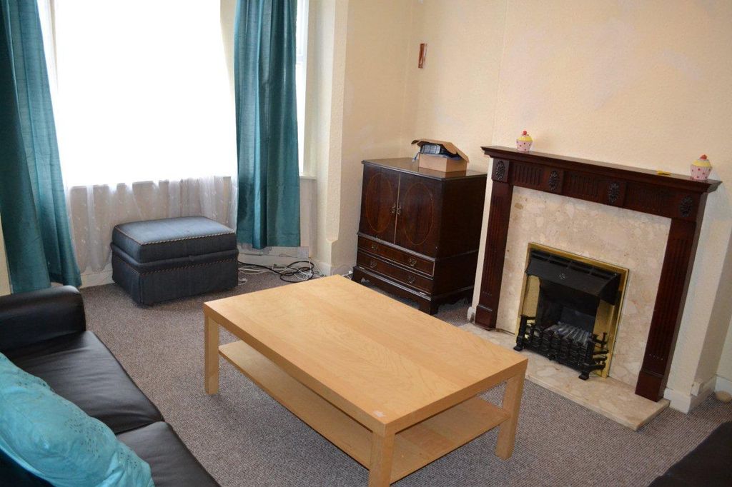 Property photo 1 of 9 Living Room