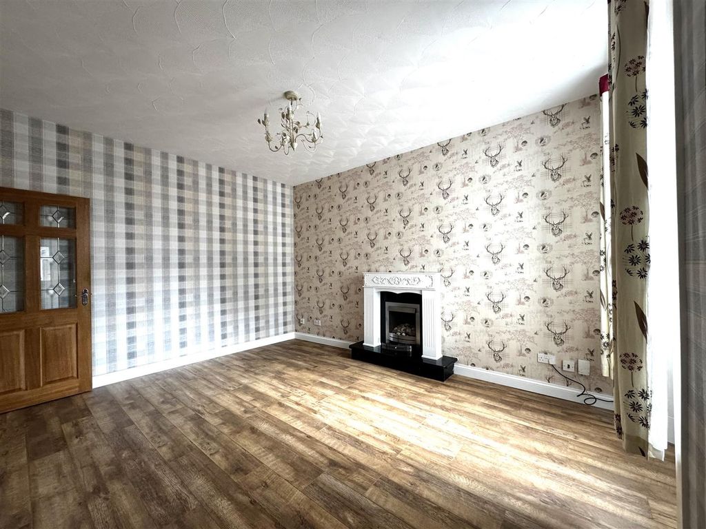 Property photo 3 of 14 Lounge