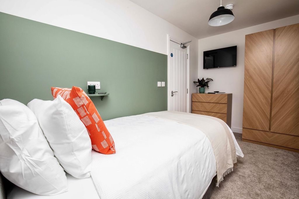 Property photo 1 of 11 Room 5 (2)