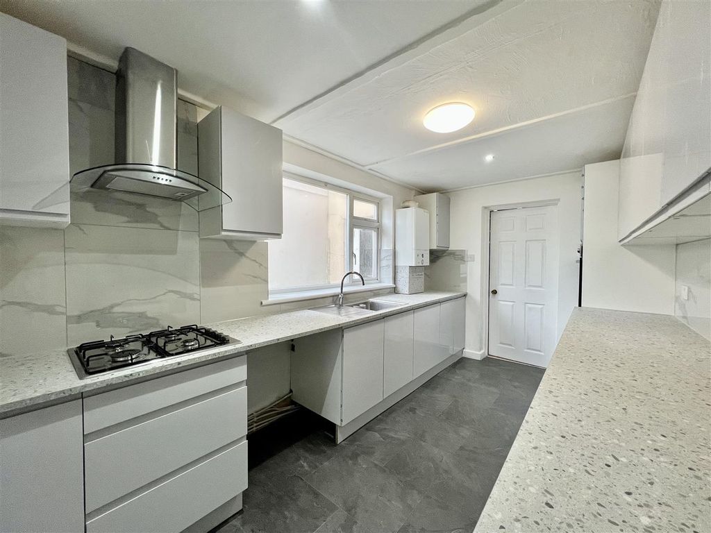 Property photo 3 of 12 Kitchen