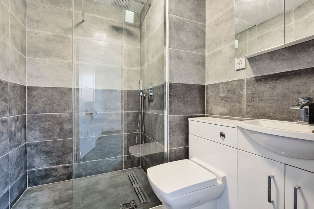 Property photo 3 of 9 Bathroom