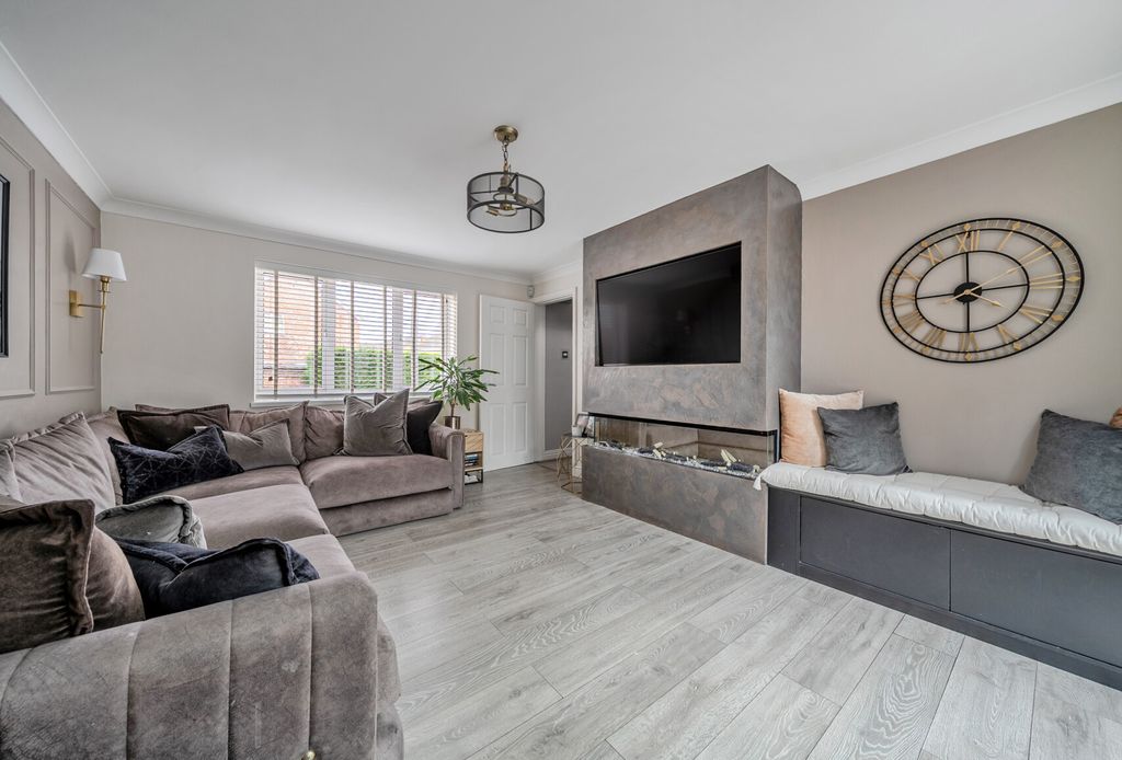 Property photo 2 of 20 1529800-15-1A111d...