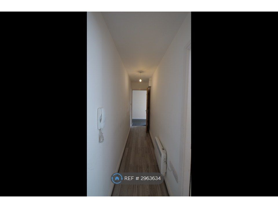 Property photo 3 of 8 Flat Entrance