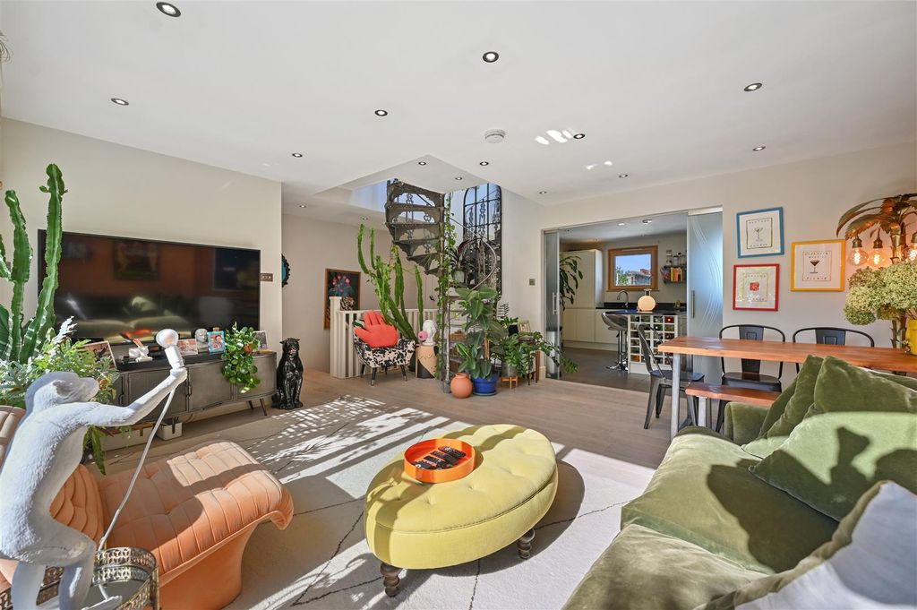 Property photo 1 of 15 Sinclair Gardens - Receptionb3