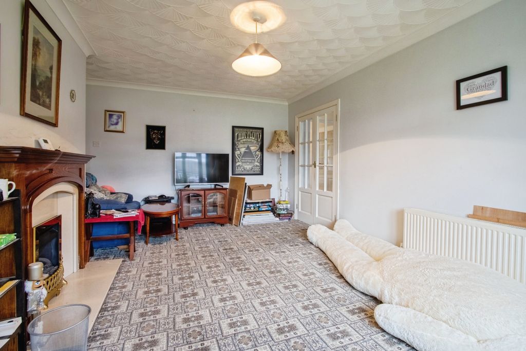 Property photo 3 of 16 Lounge