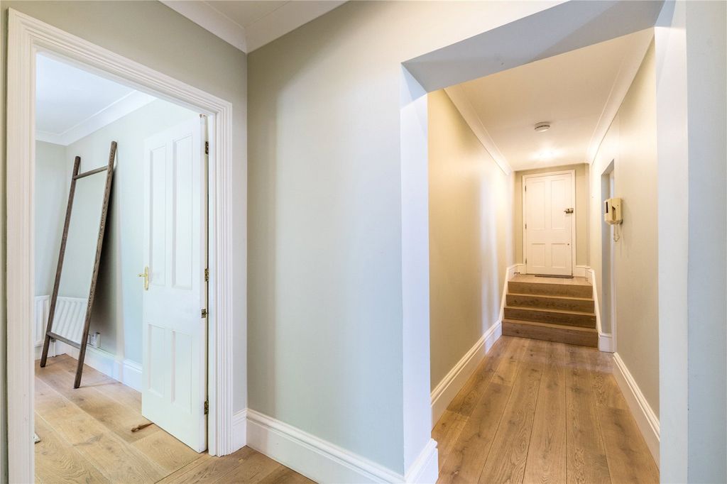 Property photo 3 of 11 Hallway