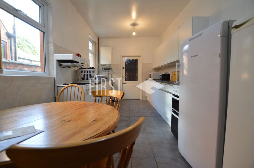 Property photo 1 of 11 Kitchen