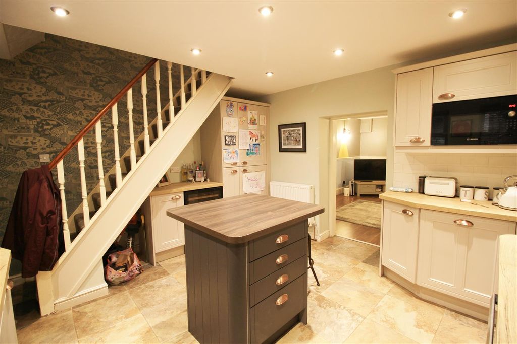 Property photo 3 of 16 Kitchen..Jpg