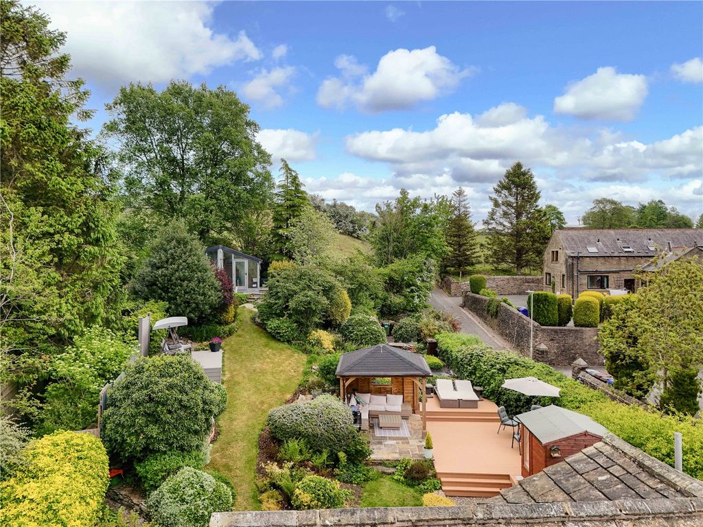 Property photo 2 of 34 Rear Agrden