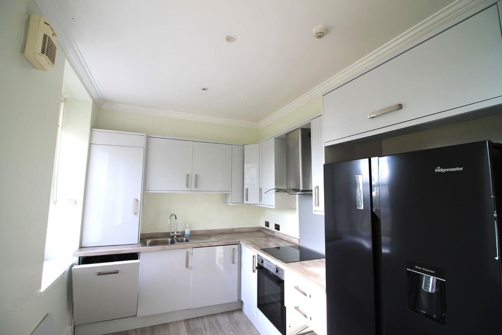 Property photo 2 of 8 Kitchen (2).Jpg