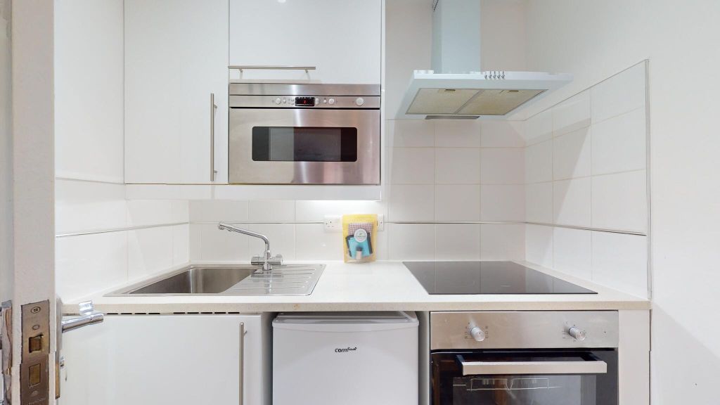 Property photo 2 of 9 Kitchen