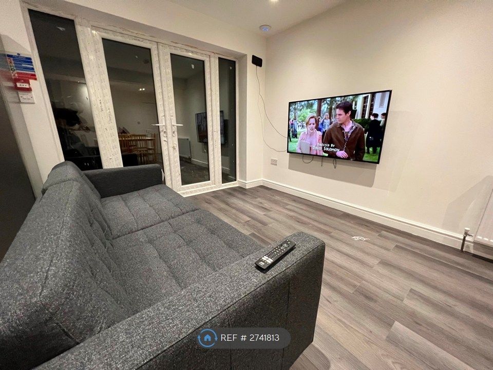 Property photo 2 of 10 Couch