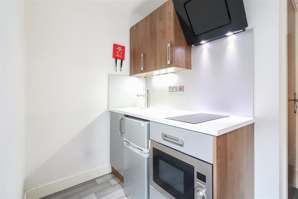 Property photo 3 of 6 104 Victoria House-3.Jpg