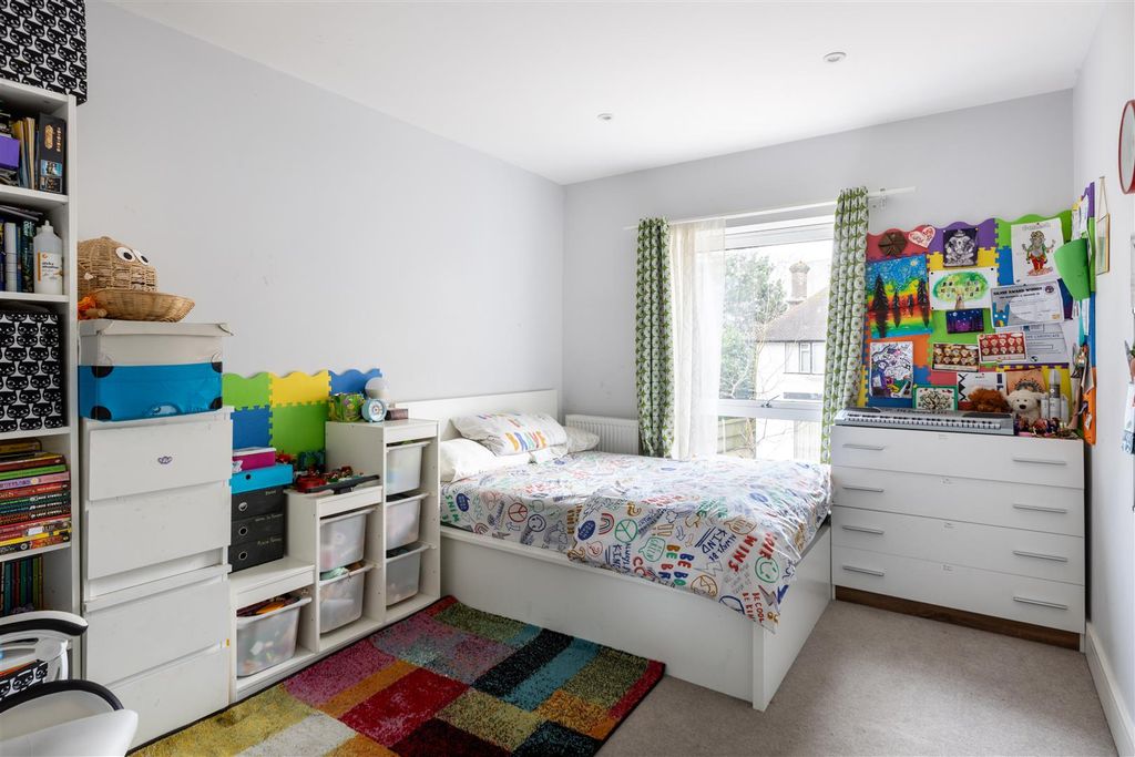 Property photo 3 of 17 Flat 4 Heronsgate Court-1.Jpg