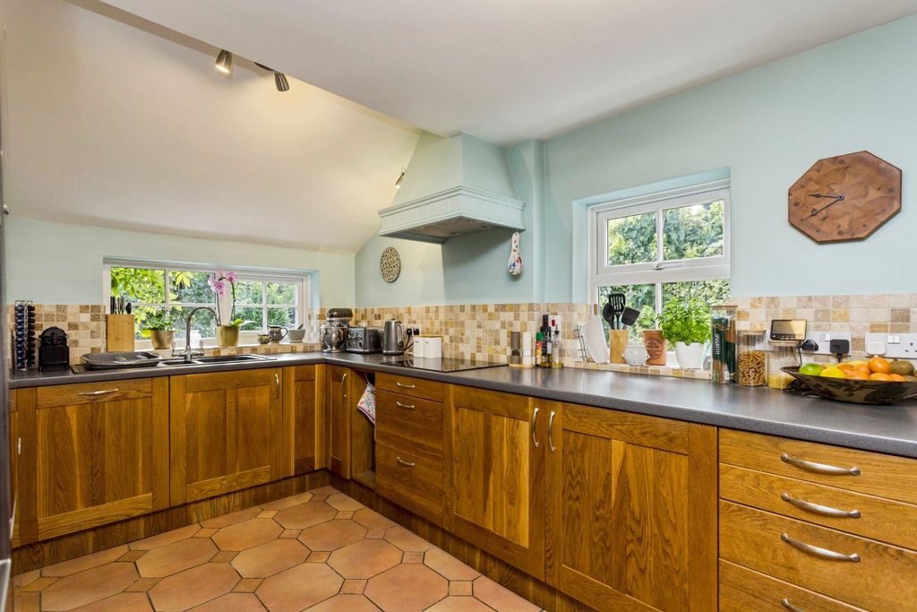 Property photo 3 of 18 Kitchen