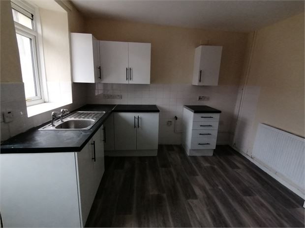 Property photo 3 of 10 Kitchen