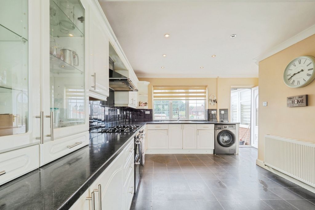 Property photo 3 of 17 Kitchen