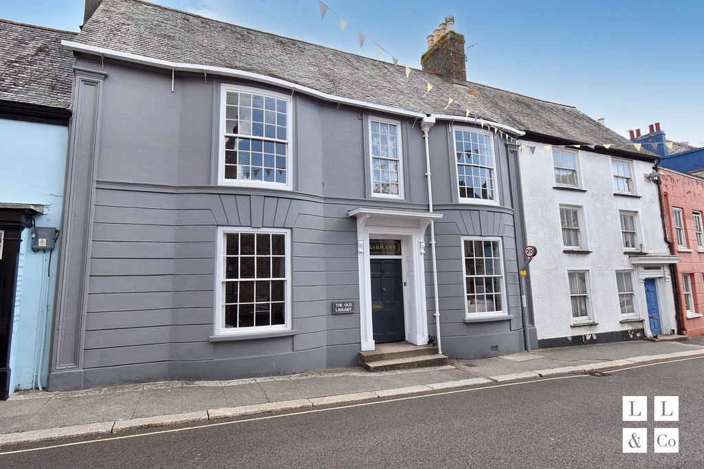 Property photo 2 of 17