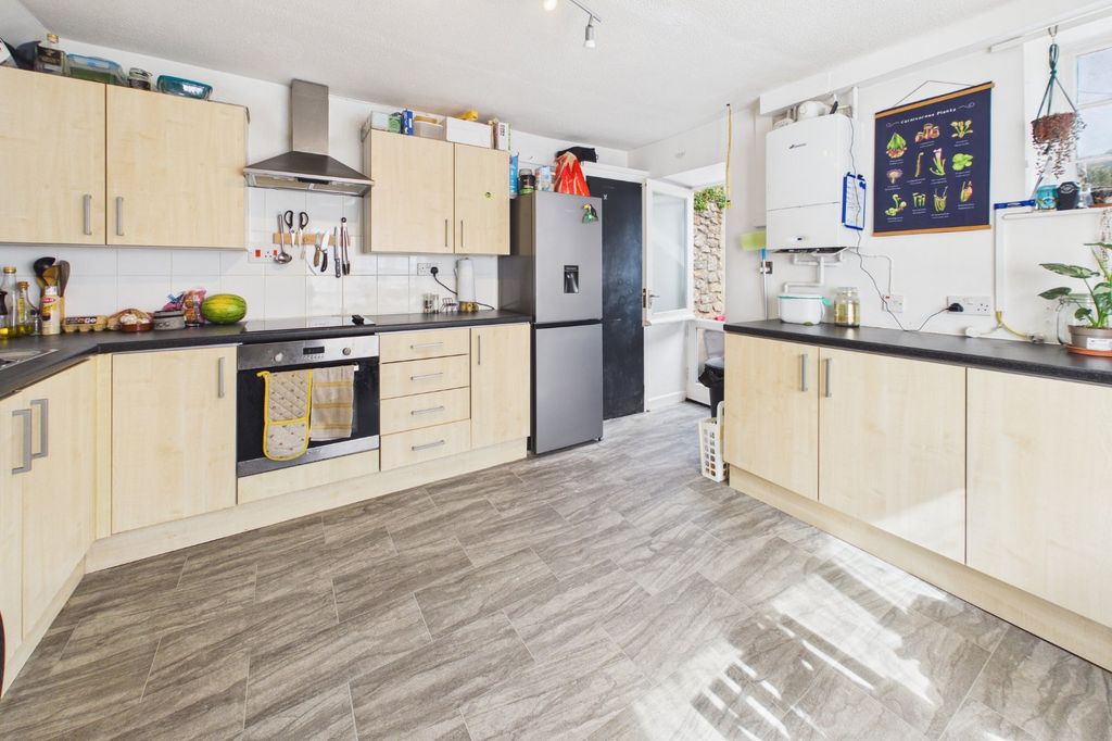 Property photo 2 of 8 Kitchen/Dining Room