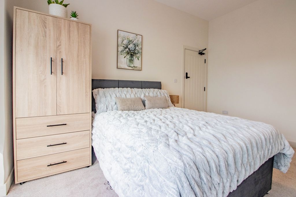 Property photo 2 of 12 E