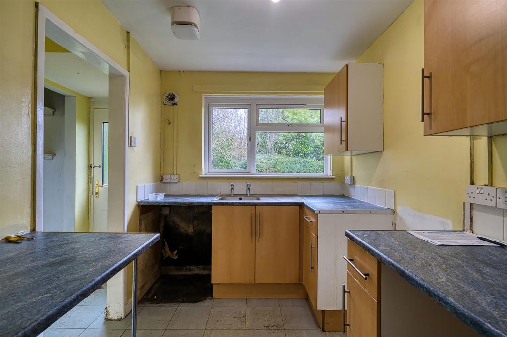 Property photo 3 of 9 Kitchen