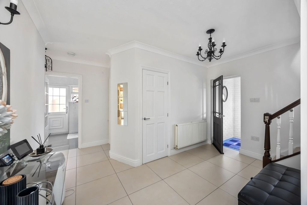 Property photo 2 of 28