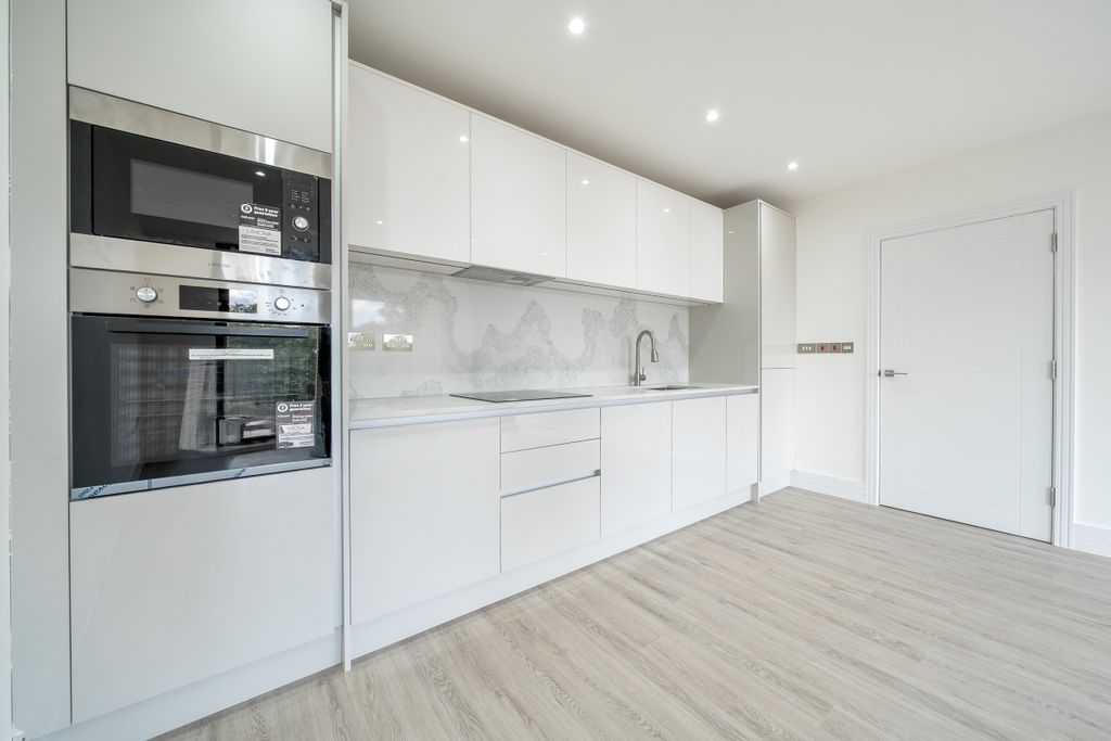 Property photo 3 of 20 1356328-14-68c7Fb...