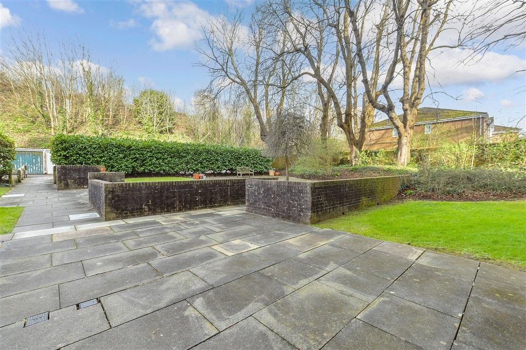 Property photo 2 of 9 Communal Gardens