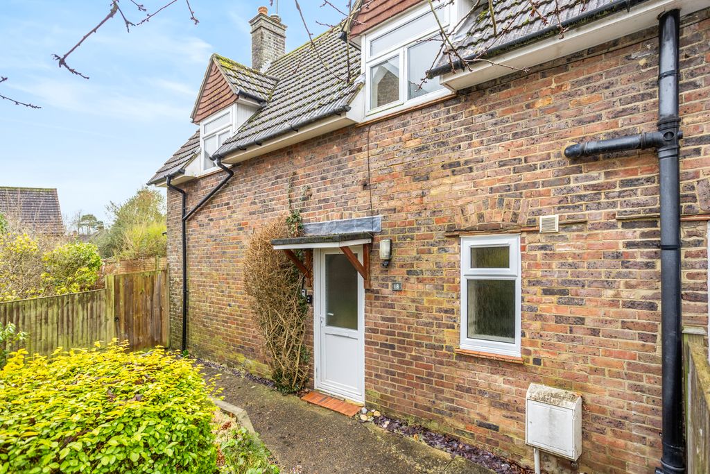 Property photo 1 of 20 18 Halsford Croft, East Grinstead, Rh19 1Pa