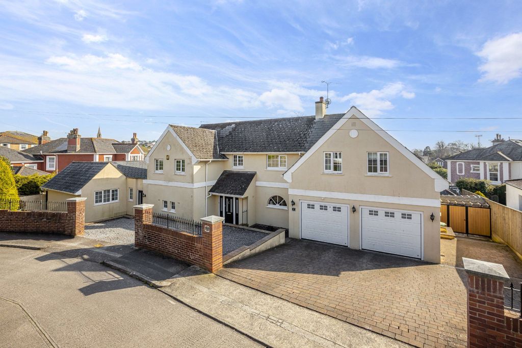 Property photo 2 of 33