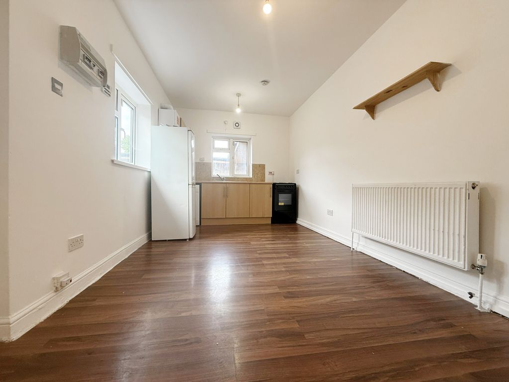Property photo 1 of 7 Flat For Rent
