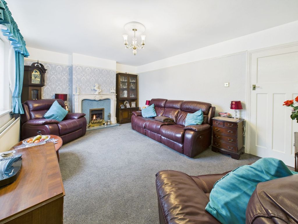 Property photo 2 of 16 Lounge