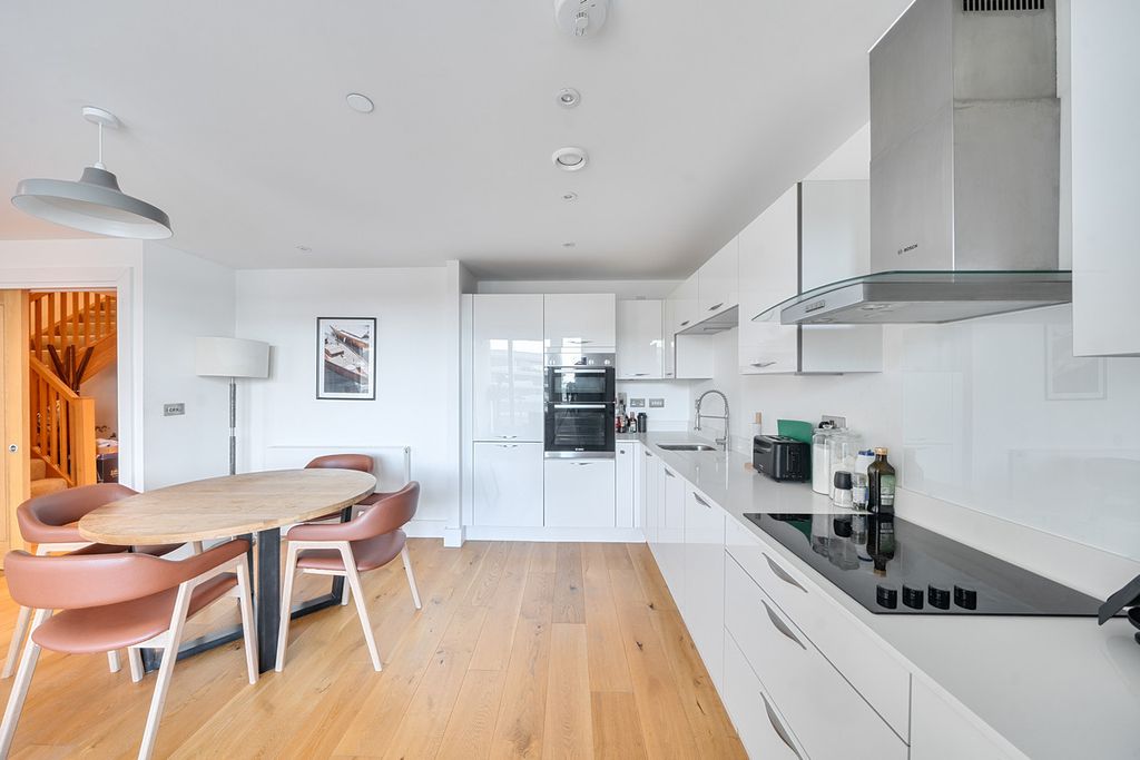 Additional image 8 of 2 bed flat for saleMaritime Walk, Southampton SO14