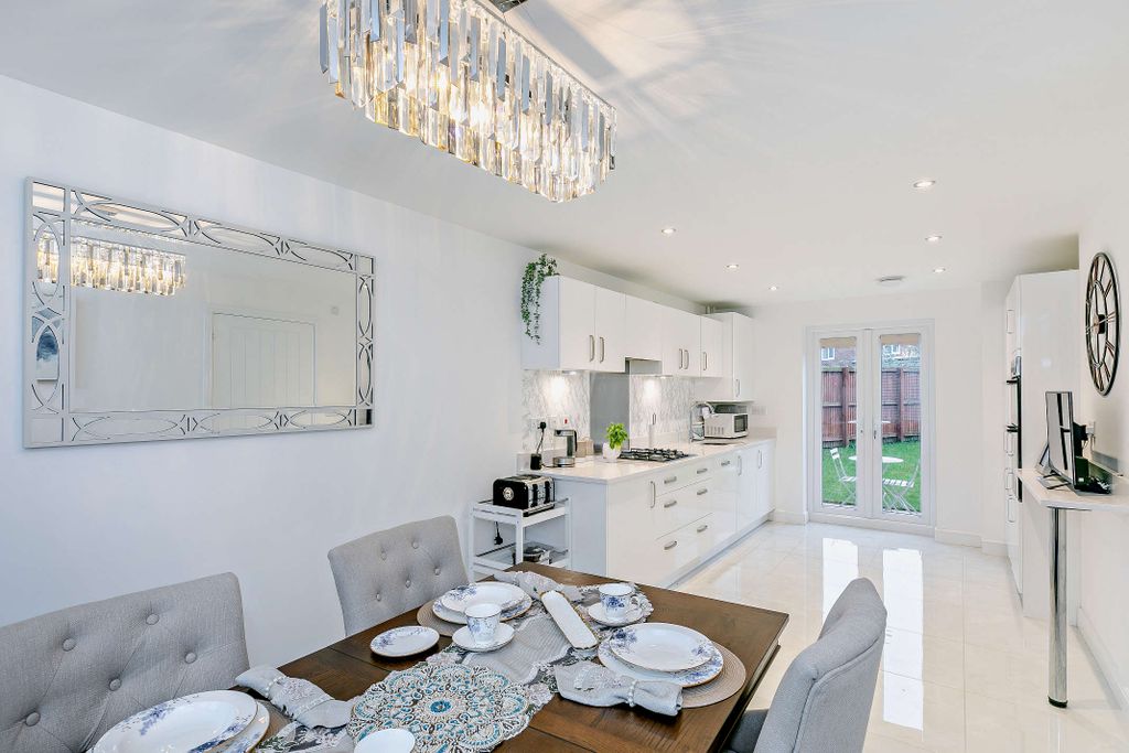 Property photo 2 of 18 Dining Kitchen