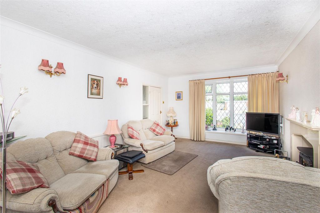 Property photo 3 of 25 Lounge/Dining Room