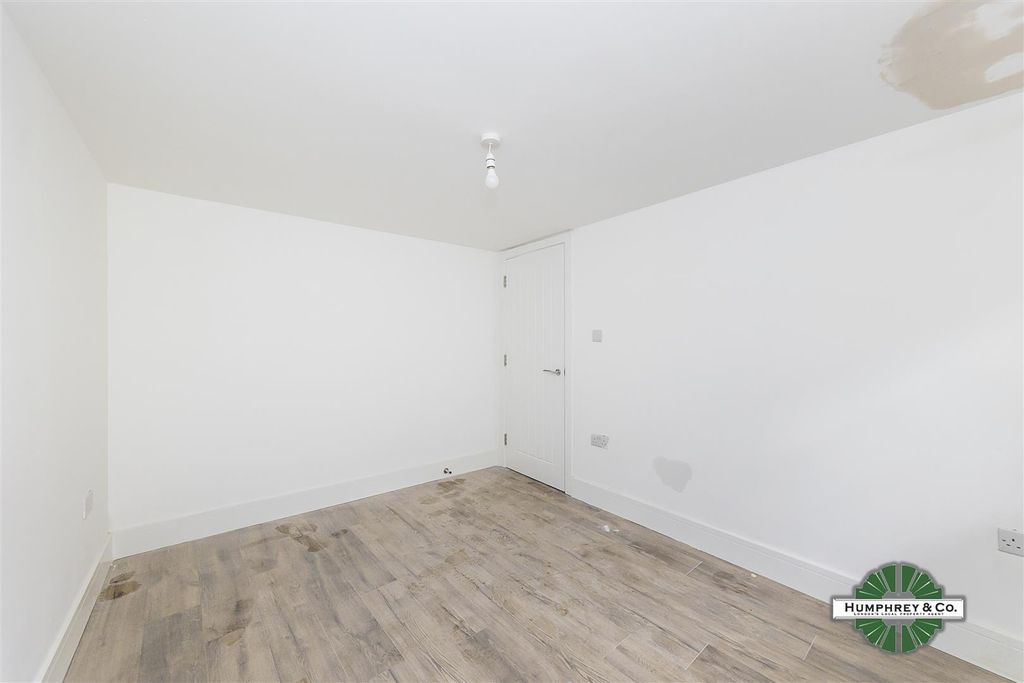 Property photo 2 of 10 59B  Clifden Road - 03.Jpg