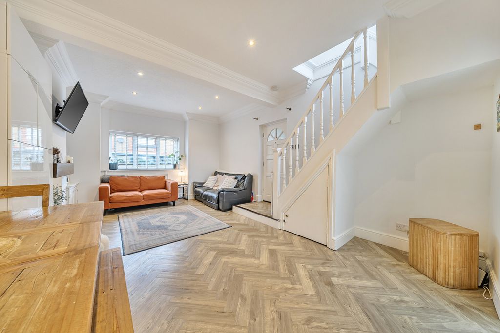 Property photo 3 of 20 Lounge