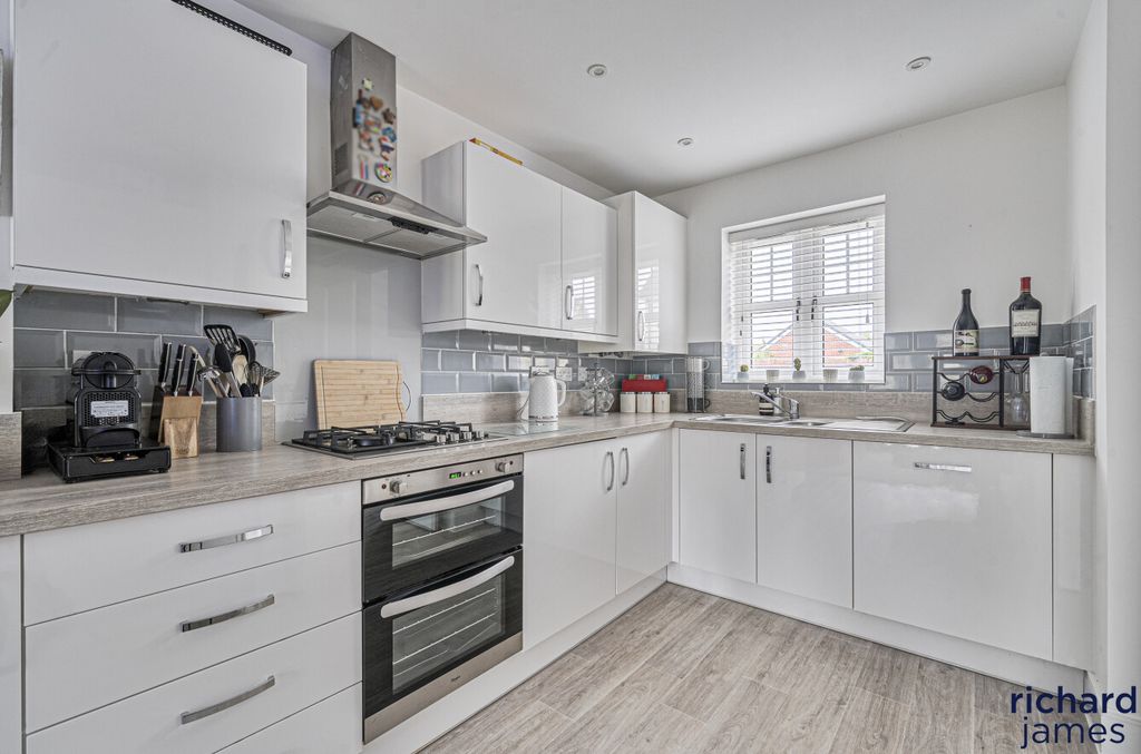 Property photo 2 of 18 2B852428E7F6464E80262F80837Db718