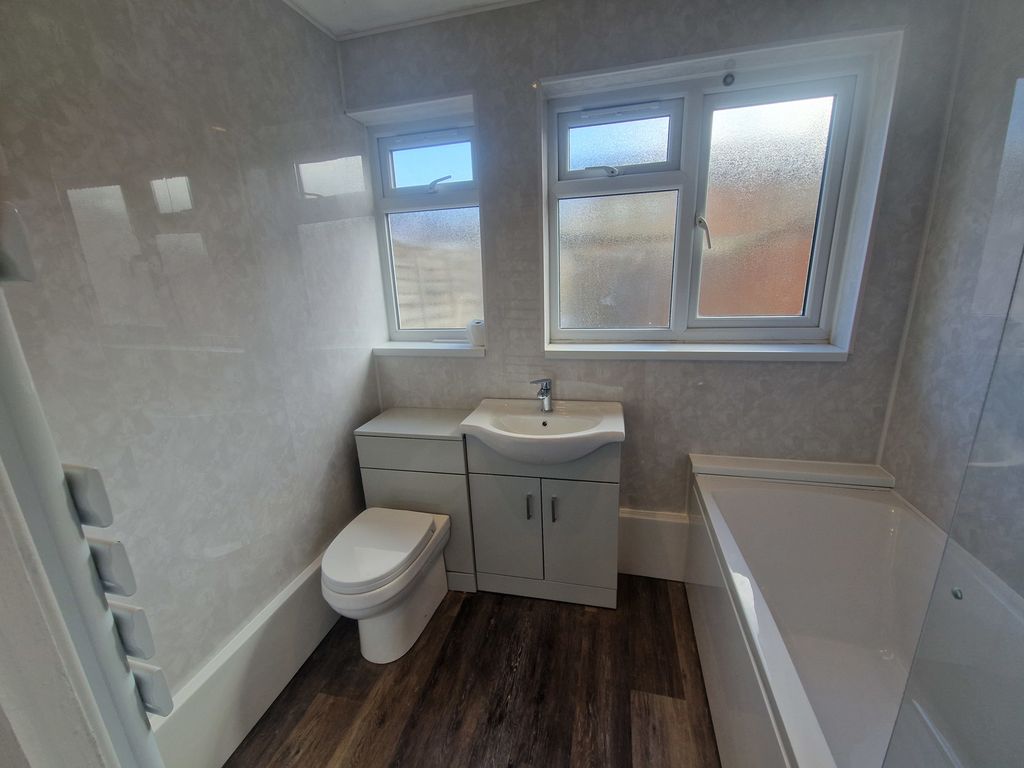 Property photo 1 of 10 Bathroom