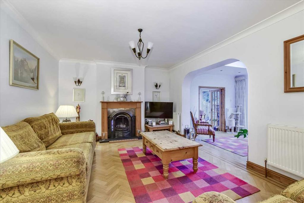 Property photo 3 of 27 Lounge