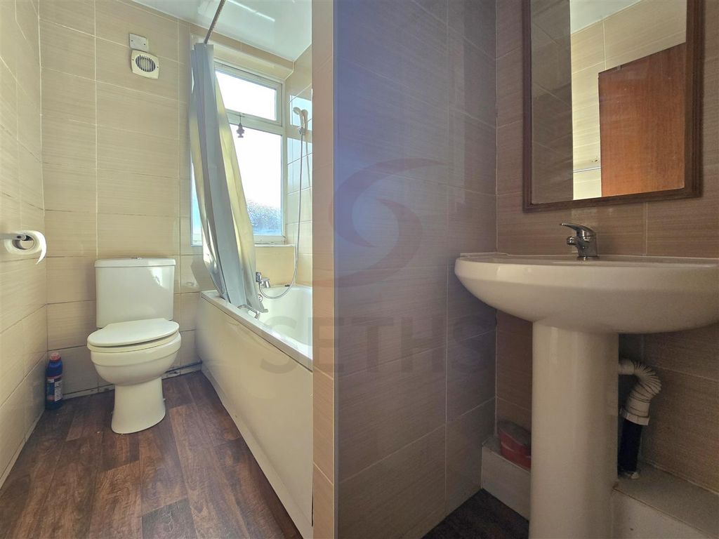 Property photo 3 of 8 Bathroom