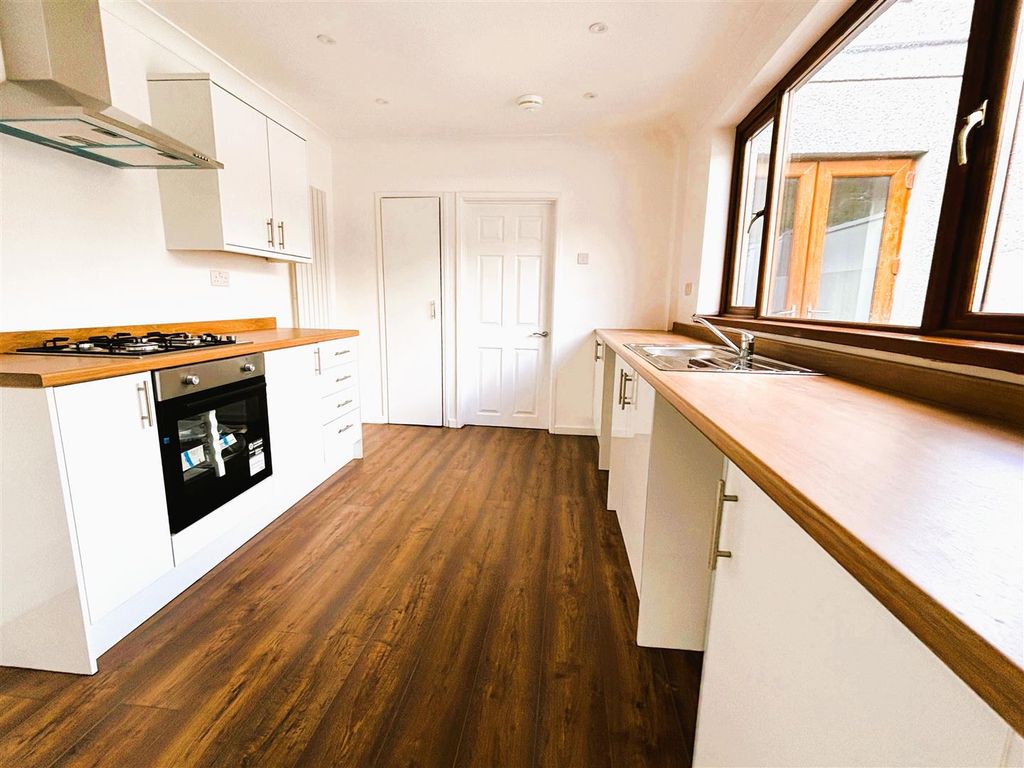Property photo 2 of 18 Kitchen