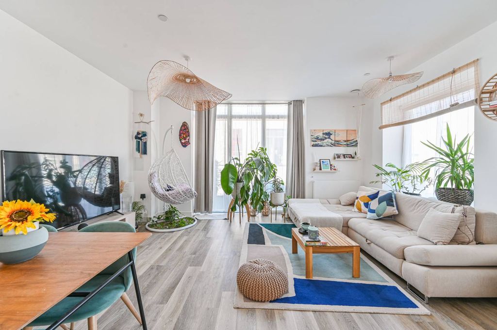 Property photo 2 of 20