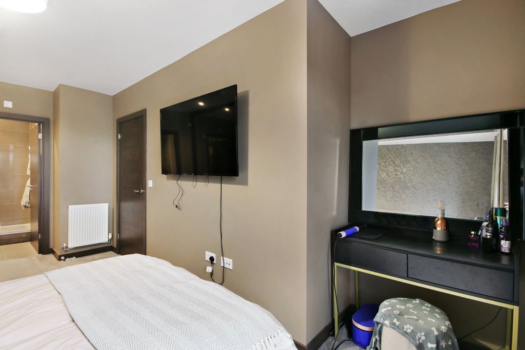 Additional image 13 of 2 bed flat for saleQueens Road, West Sussex, East Grinstead RH19
