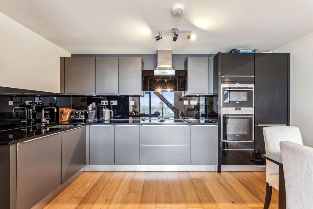 Property photo 3 of 10 Kitchen
